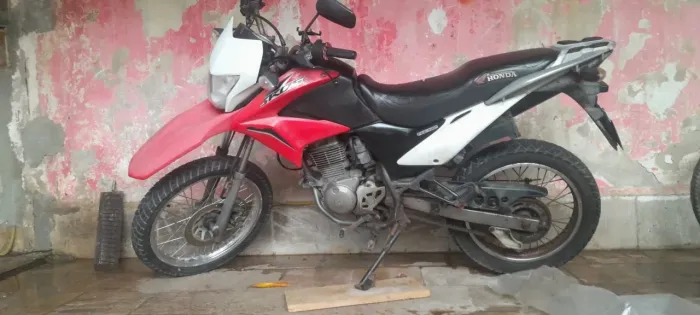 Moto BROS, única dona! Tanque de guerra, toda original, revisão em dias. SEM MULTAS!