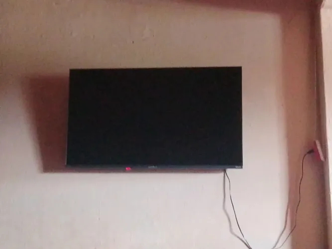 Tv britânica 43 polegadas,2 meses de uso, só não tenho caixa porque molhou 1900$