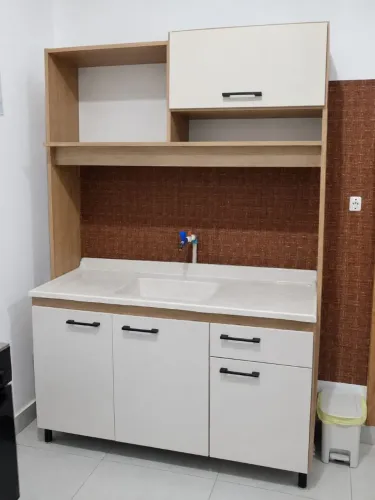 Cozinha com pia em marmorite bege