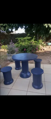 MESA DE CONCRETO COM 4 BANCOS.