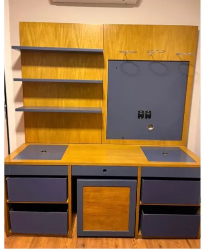 ? Bancada Kids Casapronta: escrivaninha, painel com prateleiras e cadeira / baú ?