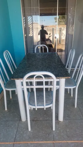 Vendo jogo de mesa com 6 cadeiras tampo em mármore 