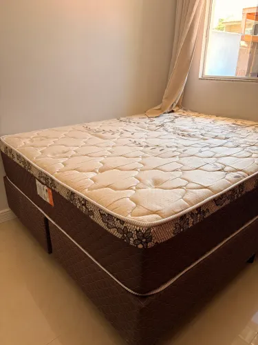 Cama QUEEN e base - Ótimo estado