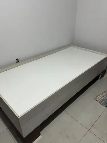 Cama de solteiro em MDF