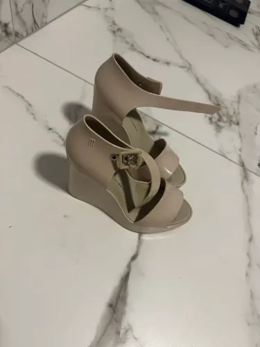 Melissa semi nova 