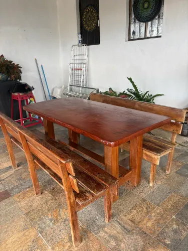 Conjunto de mesa e bancos de madeira 