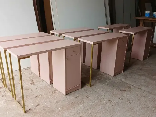 Mesa rosa em MDF Com metalon dourado - Catalogo completo SOLICITE