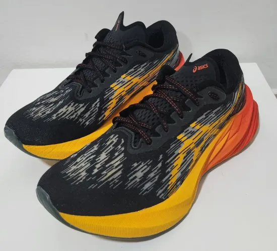 Tênis ASICS Novablast 3 Preto Amarelo Tamanho 41 FF Blast Plus Corrida