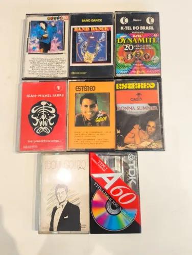 FITAS CASSETTES -coleção inclui álbuns de artistas como Donna Summer e Jean-Michel Jarre 