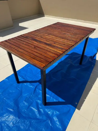 Mesa de madeira ripada 1,40 x 0,80 m - Estilo industrial - Área goumert