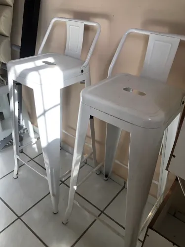 Banquetas altas em aço brancas
