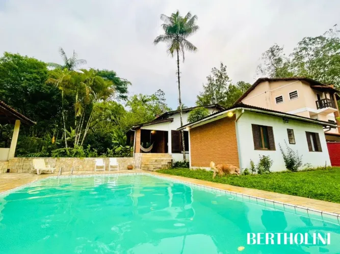 Linda casa 2 dormitórios na Fazendinha, com natureza e lazer.