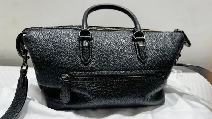 Bolsa Coach preta - clássica , elegante e versátil
