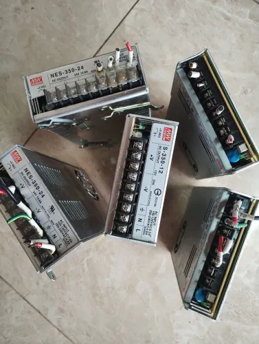 Fonte 24 e 12 volts, vai 5 unidades .