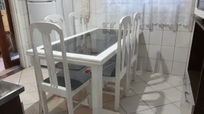 Mesa de jantar com 6 cadeiras (de madeira)