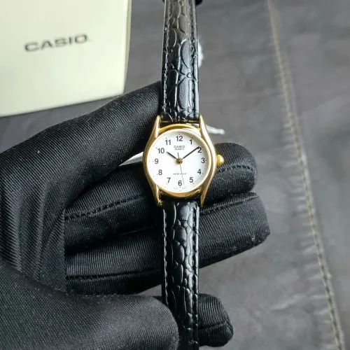Relógio Feminino Casio Collection feminino couro 23mm dourado LTP-1154PQ-7BEG