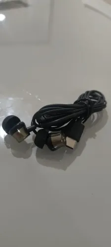 Fone de ouvido Motorola original com cabo, praticamente novo.