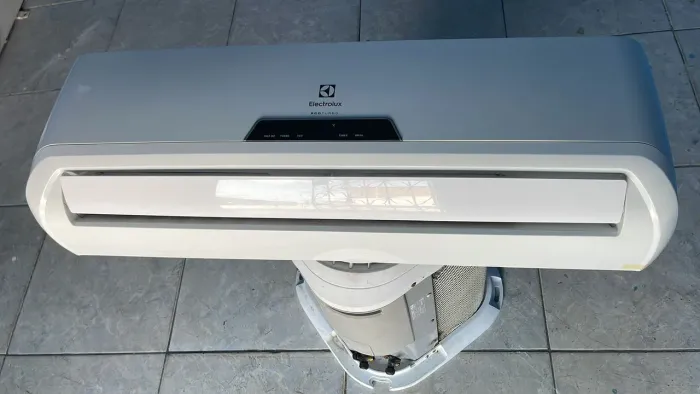 Ar-condicionado Electrolux ecoturbo 9000 Btus semi-novo.