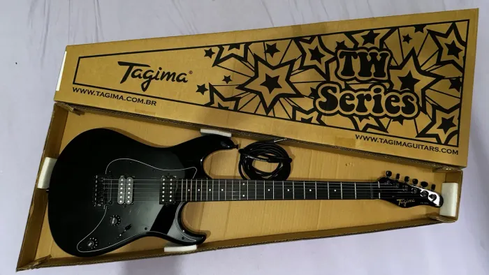 Vendo guitarra Tagima Strato 2H TG-525 na cor preta Com amplificador HAyonik HG 20