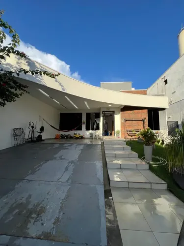 Casa Térrea com 4 Suítes no Passaredo Área externa com Edícula