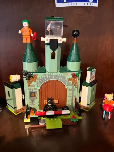 Lego 76138 - The Joker Escape - Arkham asylum