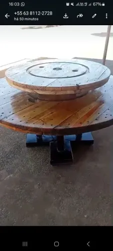 Mesa giratória de madeira
