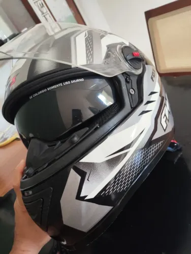 Capacete em bom estado de conservação