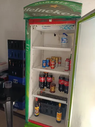 Freezer expositor gelando muito