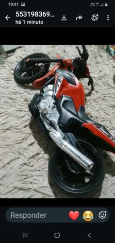 Moto decoração a parte da.frente não é dela precisa só.ajustar 