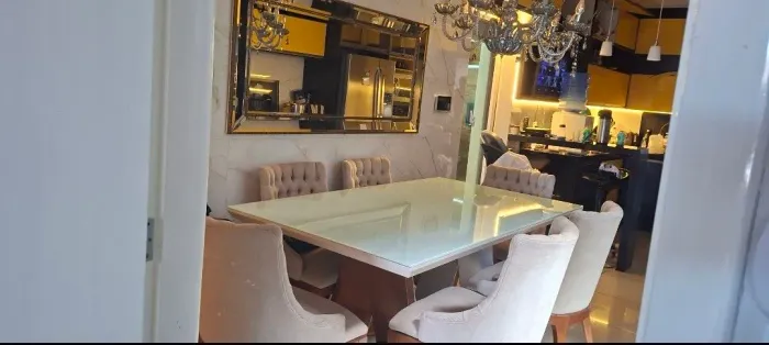 Vende -se mesa de madeira com tampão de vidro 6 cadeiras
