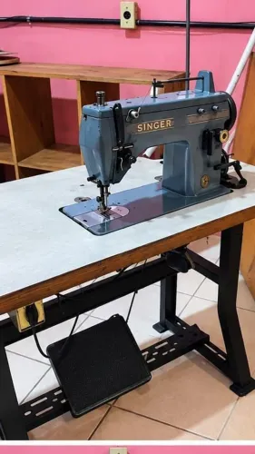 Vendo Máquina Industrial Singer , faz reta e Zig-zag