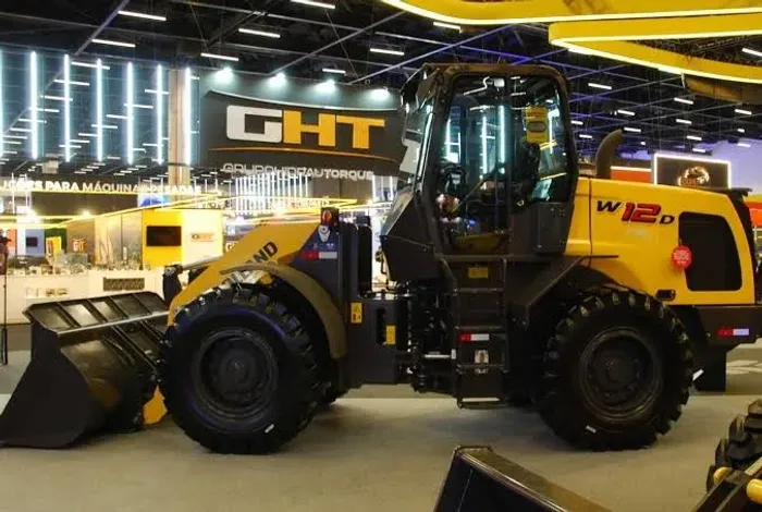 Pá Carregadeira New Holland  W12D   Peso Operacional: 10.595kg