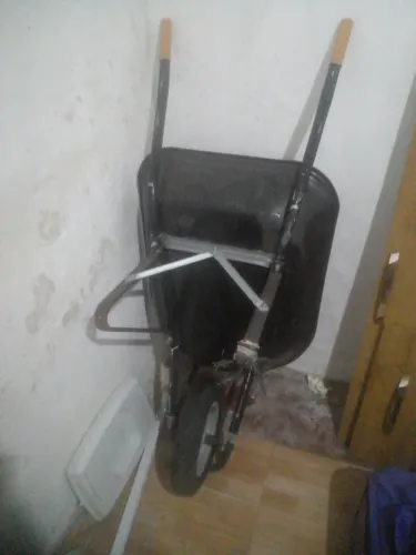 Vende-se este carro de mão 