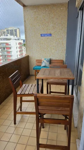 Conjunto de Varada com uma mesa e 3 bancos altos Tok Stok