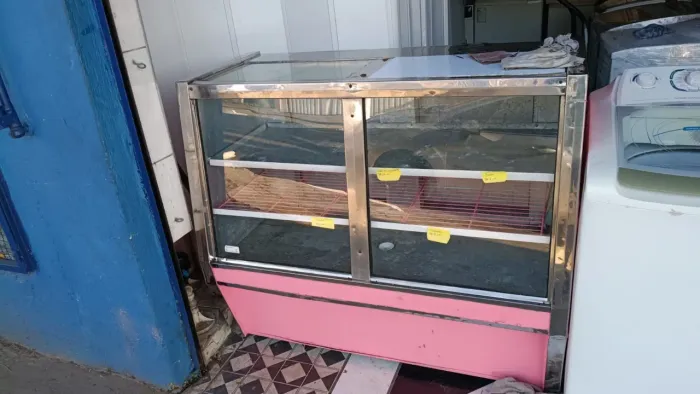 Vendo balcão refrigerado pequeno funcionando perfeitamente motor novo .