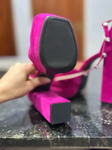 Sandália/salto alto