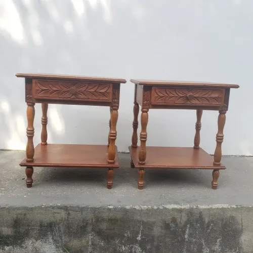Vendo duas mesinhas de cabeceira de cerejeira. Peças usadas e antigas, com pequena avaria.