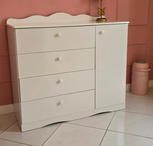 Cômoda branca infantil