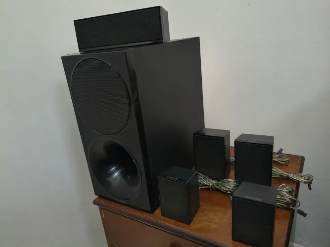 Home Theater Samsung 3D Blu-ray HT-E4500K/ZD (Usado - Excelente Estado)