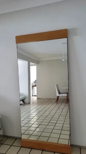 Espelho com moldura de madeira