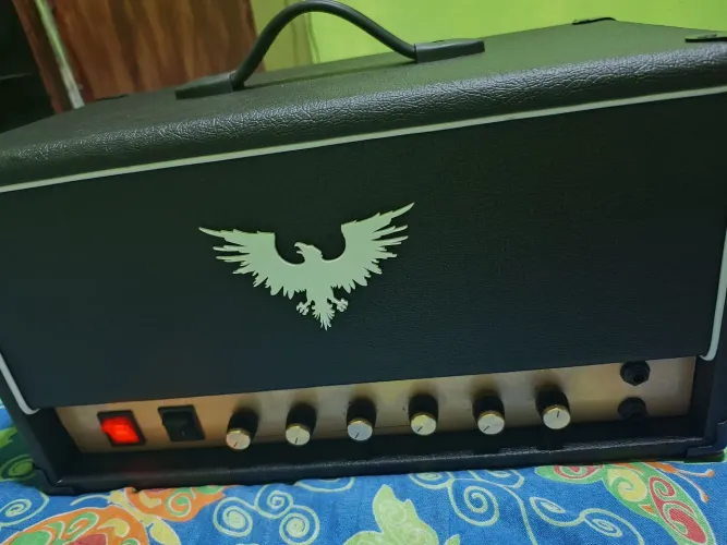 Amplificador valvulado Crow jcm 800 clone
