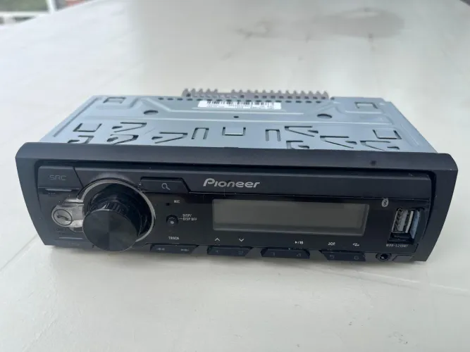 Som Pionner modelo MVH-S218BT com Bluetooth