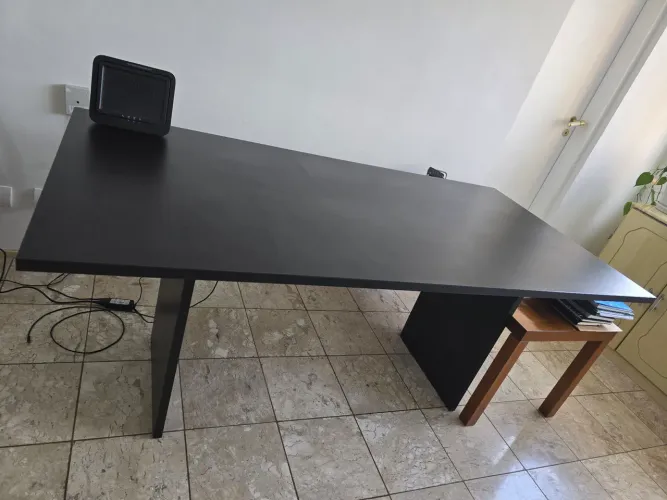 Mesa de escritório preta.