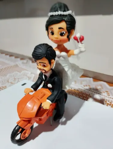 Casal de noivos na moto