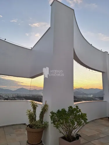 Alugo cobertura no Cond. Barra Bali, 167m², vista panorâmica 270°.