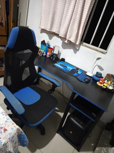 Mesa com Cadeira Gamer preta e detalhes Azul