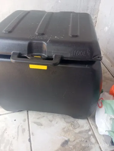 Baú para moto usada uma vez