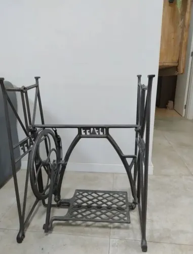 Pé de máquina de costura antiga 