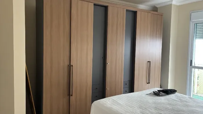 Armário roupeiro 7 portas com gavetas, seminovo, excelente estado.
