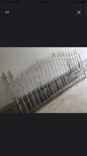1 portão de garagem e uma grade de muro